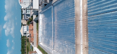 Manta sobre telhado de zinco